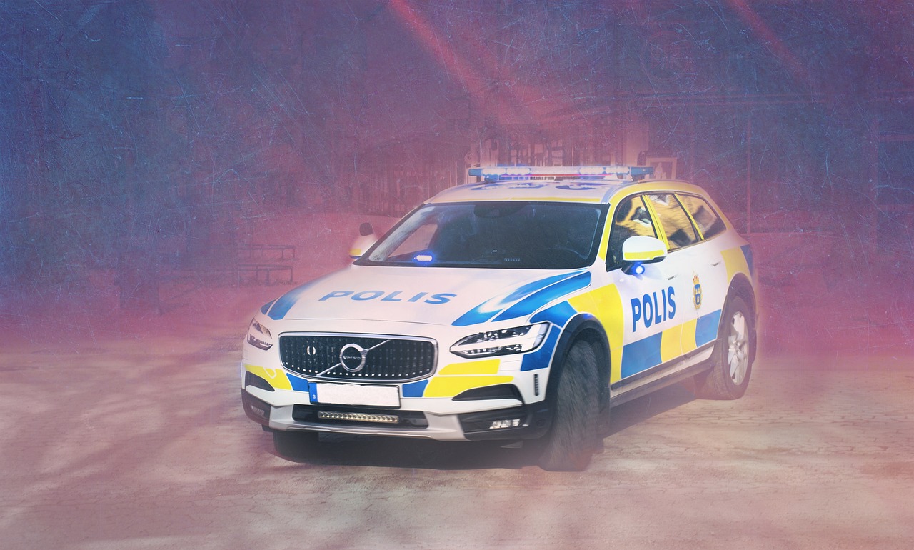 En bild på en svensk polisbil